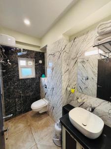 Ένα μπάνιο στο Annapurnq Banquet And Inn