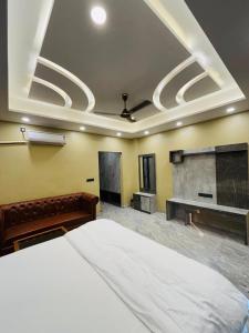 Ένα ή περισσότερα κρεβάτια σε δωμάτιο στο Annapurnq Banquet And Inn