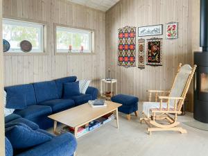 Una sala de estar con un sofá azul y una mesa. en New Cabin With Mountain View In Bittermark, Trysil, en Trysil