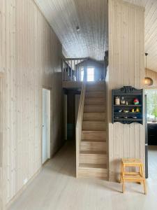 una escalera en una casa con una pared de madera en New Cabin With Mountain View In Bittermark, Trysil, en Trysil