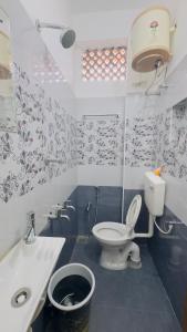 Ένα μπάνιο στο Anbuchakrapani Towers