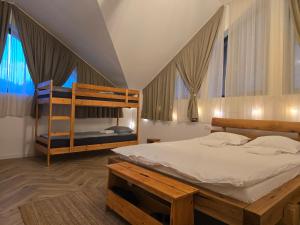 Postel nebo postele na pokoji v ubytování Artizan Chalet