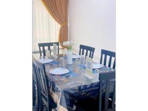 une table à manger avec une nappe bleue et des chaises dans l'établissement Hijrah De La Villa Parit Buntar Nibong Tebal Penang, à Nibung Tebal 20 autres photos