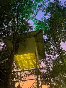 Το κτήριο όπου στεγάζεται  το οργανωμένο κάμπινγκ