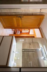 eine Küche mit Spüle und Badewanne in der Unterkunft CHALET PISCINE COUVERTE/JARDIN/TERRASSE in Le Beausset