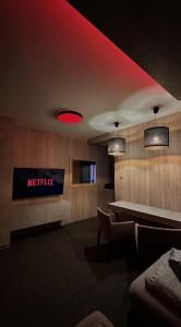 Televiisor ja/või meelelahutuskeskus majutusasutuses Motel1- A megfizethető luxus!