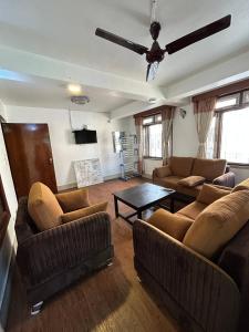 un soggiorno con due divani e un tavolo di Shanti Apartment 2BHK Thamel 5 min walk 2nd Floor a Thapathali