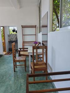 Un comedor con una mesa y algunas sillas. en Nature Home, en Mirissa