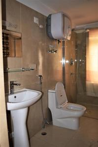 un bagno con un water e un lavandino di Shanti Apartment 2BHK Thamel 5 min walk 2nd Floor a Thapathali Altre 44 foto