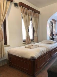 una camera da letto con un grande letto con tende di Thamel apartment Thamel 5 min walk 1BHK 3rd Floor a Thapathali