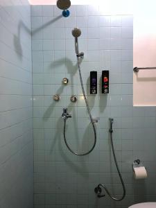 doccia con tubo in bagno di Thamel apartment Thamel 5 min walk 1BHK 3rd Floor a Thapathali