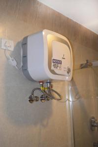 ThapathaliKathmandu Apartment 1BHK Thamel 5 min walk 0 Floor的浴室墙上的卫生纸分配器 更多15张照片