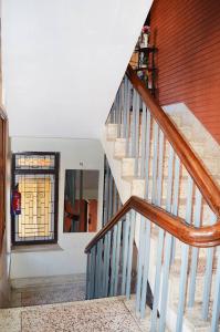 ThapathaliKathmandu Apartment 1BHK Thamel 5 min walk 0 Floor的一间房子里的楼梯，墙面是白色和橙色的。