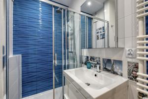 une salle de bain avec un lavabo et une douche en verre dans l'établissement Apartamenty Nexo Q4Apartments, à Puck