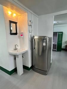 ThapathaliShiva Apartment, Traditional apartment in Thamel的厨房配有不锈钢冰箱和水槽