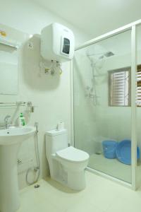 ThapathaliMakalu Apartment 2BHK Thamel 5 min walk 1st Floor的带马桶和淋浴的白色浴室