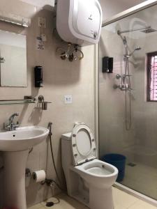 ThapathaliMakalu Apartment 2BHK Thamel 5 min walk 1st Floor的浴室里有马桶、洗手池和淋浴。 更多69张照片