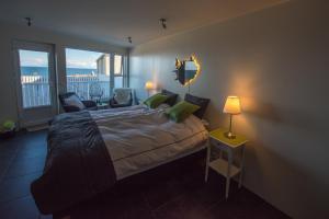 Sea View Apartment tesisinde bir odada yatak veya yataklar