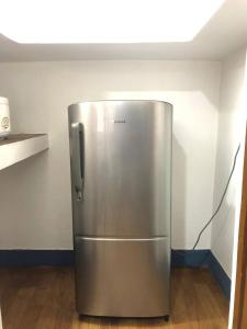 ThapathaliMakalu Apartment 2BHK Thamel 5 min walk 1st Floor的厨房角落的不锈钢冰箱