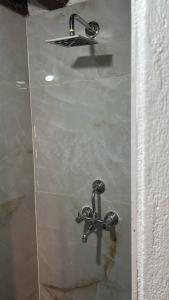 ein Badezimmer mit einem Waschbecken und einem Wasserhahn in der Unterkunft Buddha Apartment - Traditional house in Thamel in Thapathali + 21 Fotos