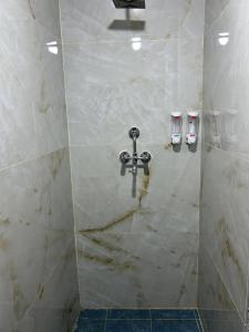 ein Bad mit einer Dusche und einem Waschbecken in der Unterkunft Buddha Apartment - Traditional house in Thamel in Thapathali