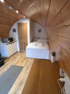 Postel nebo postele na pokoji v ubytování Woodside Round Pod