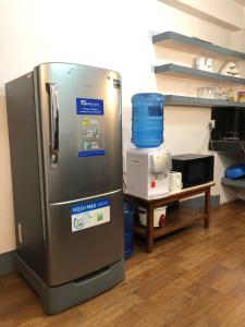 ThapathaliEverest Apartment 2BHK Thamel 5 min walk 2nd Floor的房间里有一台冰箱和一张桌子