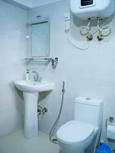 ThapathaliEverest Apartment 2BHK Thamel 5 min walk 2nd Floor的带马桶和水槽的白色浴室 更多52张照片