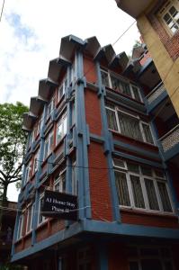 ThapathaliEverest Apartment 2BHK Thamel 5 min walk 2nd Floor的一座挂着招牌的红砖建筑