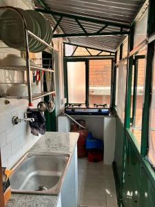 ThapathaliGanesh Apartment, Traditional house in Thamel的带水槽和台面的厨房