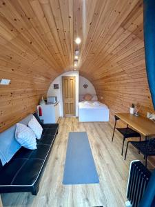 Postel nebo postele na pokoji v ubytování Woodside Round Pod