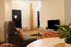 a living room with a chair and a table at Zen Loft Getaway in Is-Swieqi