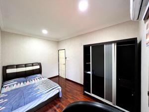 Ένα ή περισσότερα κρεβάτια σε δωμάτιο στο YB Guest House 4 Bilik 5 Katil