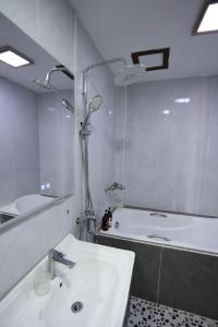 Koupelna v ubytování We House River View + 28 fotografií