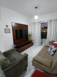 Μια τηλεόραση ή/και κέντρο ψυχαγωγίας στο Beautiful ground floor apartment facing the beach with pool