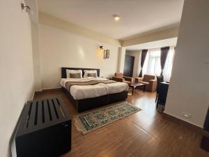 Ένα ή περισσότερα κρεβάτια σε δωμάτιο στο Bhumzang Hotel & Banquet