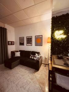 un soggiorno con un divano e un tavolo di Bajo Palio a Estepa