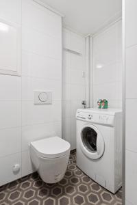 un bagno con WC e lavatrice di Cozy apartment in Leknes Lofoten a Leknes Altre 6 foto