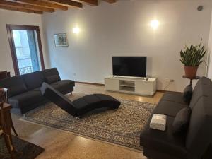a living room with a couch and a flat screen tv at la promenade in Vicenza
