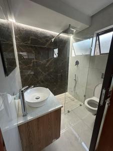 Un baño con ducha, lavabo e inodoro. en Unit 2B Sun And Surf, en KwaDukuza