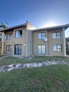 una casa grande con un patio delante en Unit 2B Sun And Surf, en KwaDukuza 3 fotos más