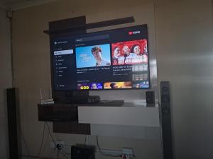 TV a/nebo společenská místnost v ubytování Secure 2 Bedroom Home with Office and Fast WiFi