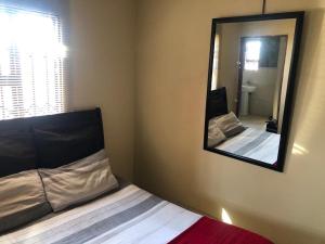 Postel nebo postele na pokoji v ubytování Secure 2 Bedroom Home with Office and Fast WiFi