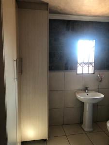 Koupelna v ubytování Secure 2 Bedroom Home with Office and Fast WiFi + 32 fotografií