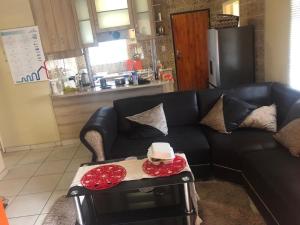 Kuchyň nebo kuchyňský kout v ubytování Secure 2 Bedroom Home with Office and Fast WiFi