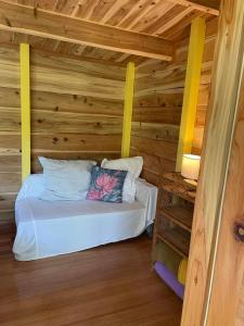 Totara NorthSub Tropical Paradise Retreat的木屋里有一张床的卧室