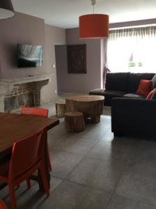 Televiisor ja/või meelelahutuskeskus majutusasutuses Gîte du chêne