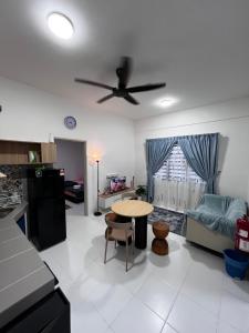 斯里伊斯兰德Homestay Kesidang的厨房以及带吊扇的客厅。