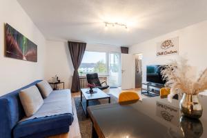 Una sala de estar con un sofá azul y una mesa. en ChillCouture Chillen an der Zeche Zollverein, Chilling at Zeche Zollverein close to downtown, en Essen