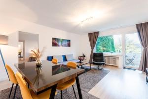 una sala de estar con una mesa y un sofá en ChillCouture Chillen an der Zeche Zollverein, Chilling at Zeche Zollverein close to downtown, en Essen